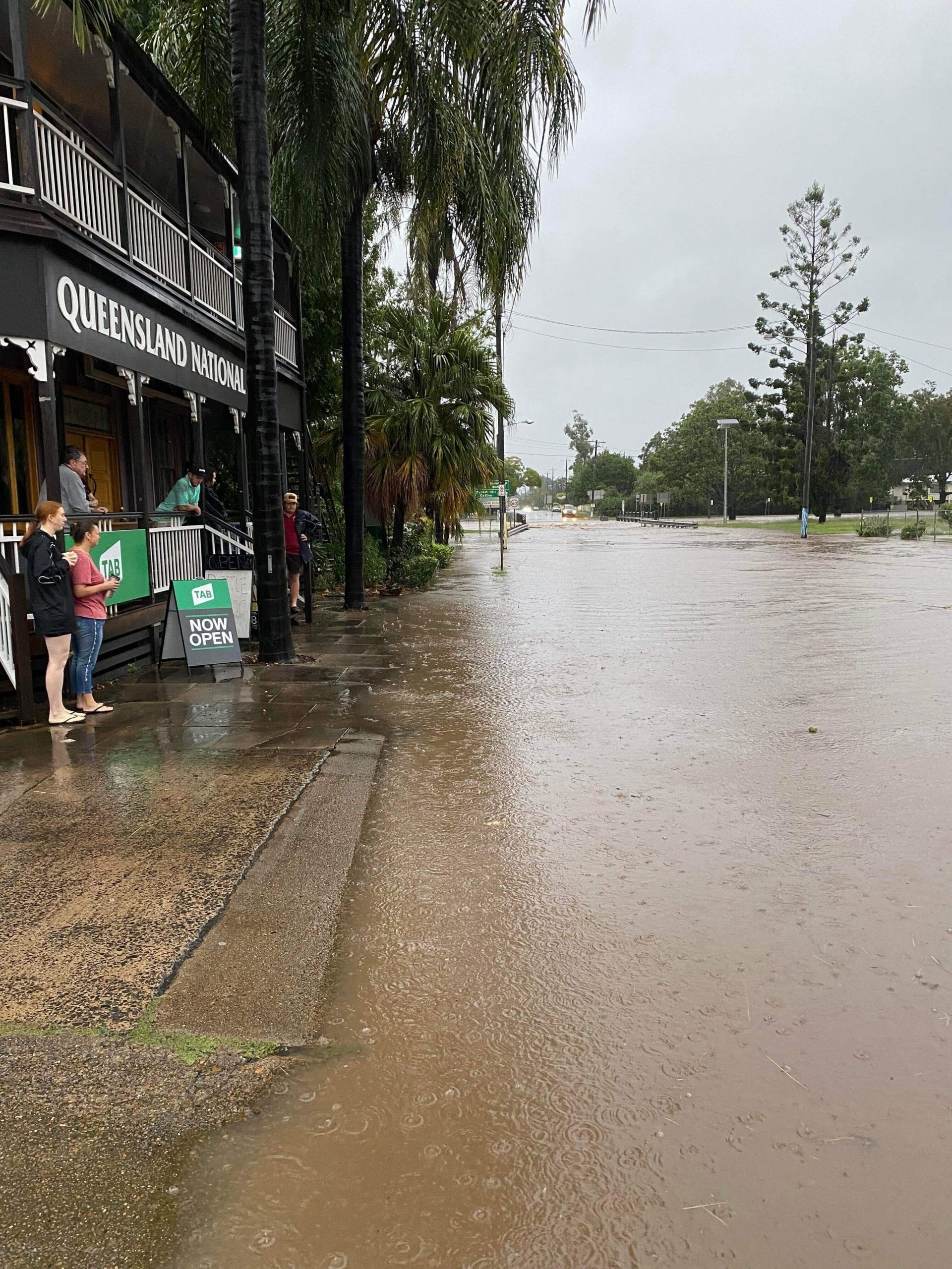 Queensland country town underwater as flooding starts - NewsCop