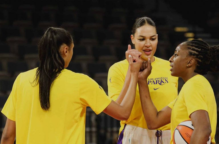 Liz Cambage with Sparks teammates