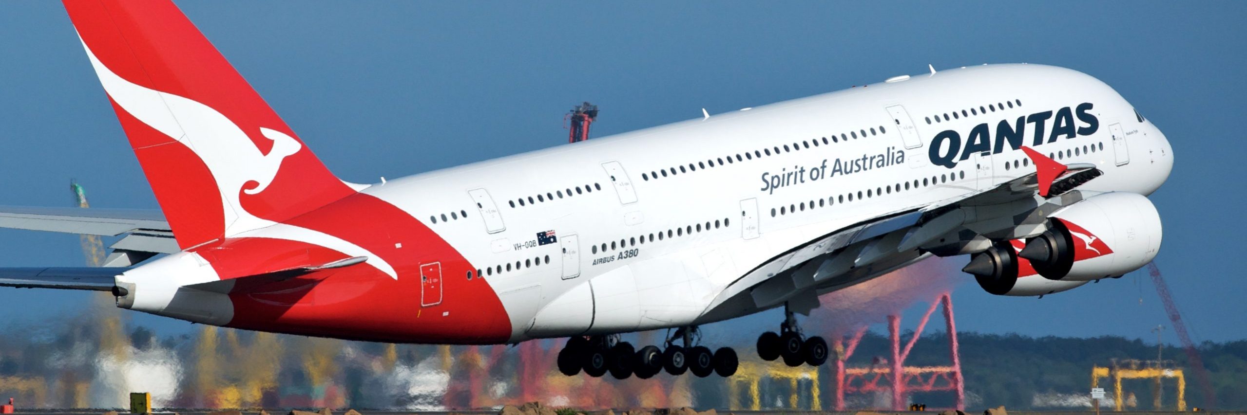 Qantas asking executives to be baggage handlers