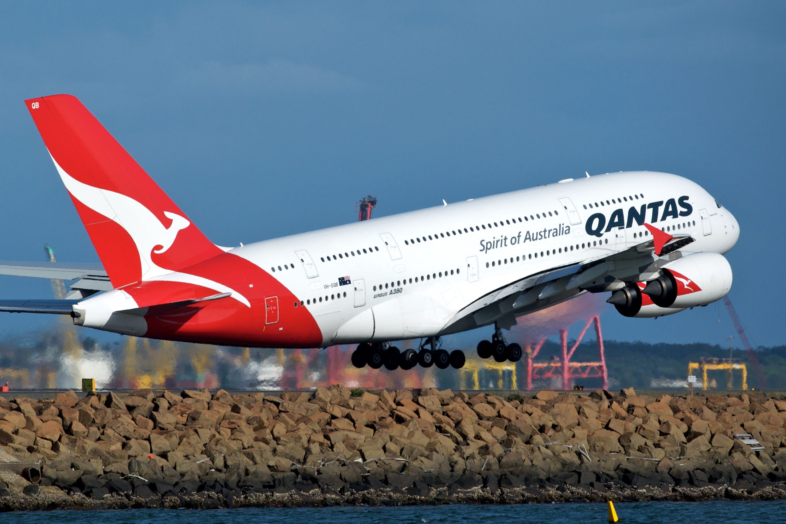 Qantas asking executives to be baggage handlers