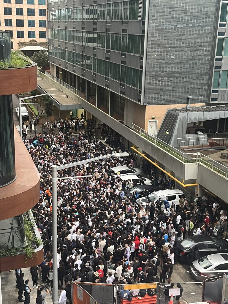 The crowd of over 1,000 at Logan Paul and KSI's appearance on The Today Show.