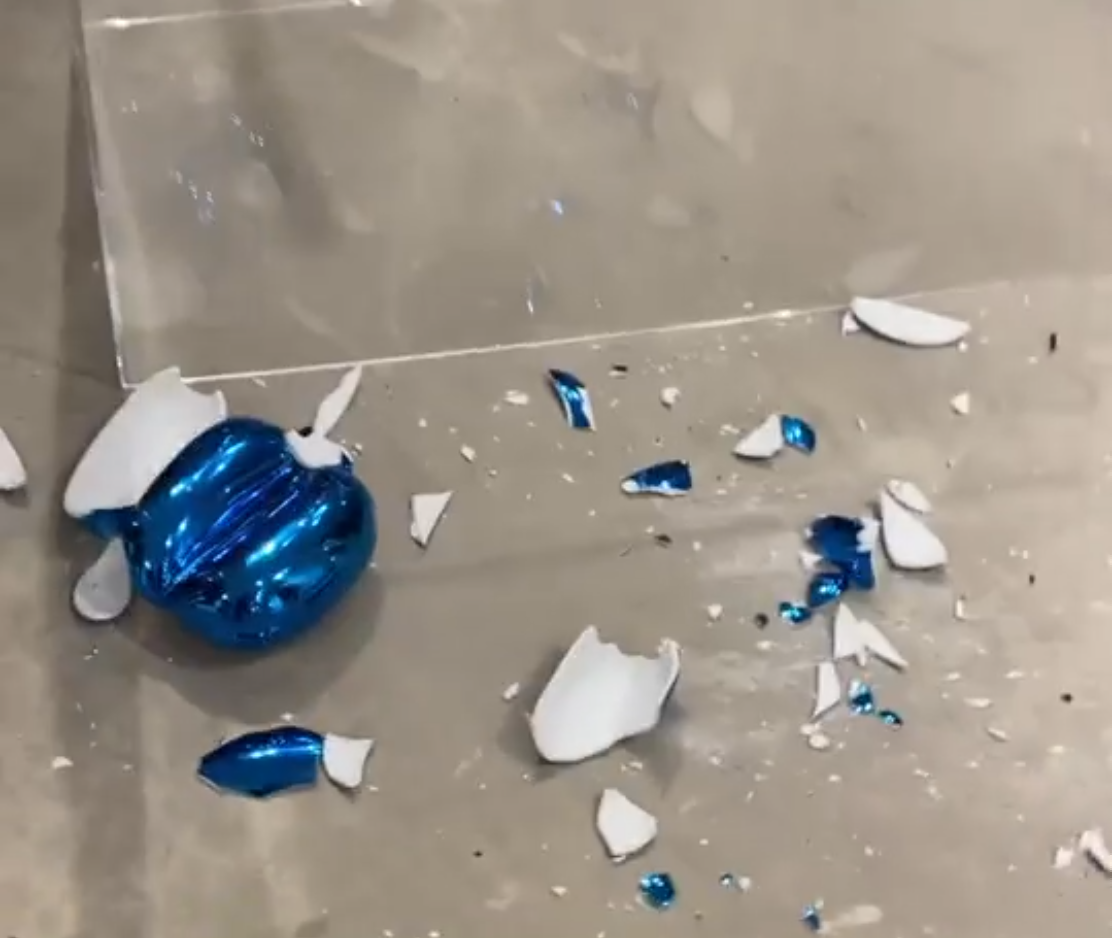 Jeff Koons' 61,000 'balloon dog' sculpture shattered at US art show