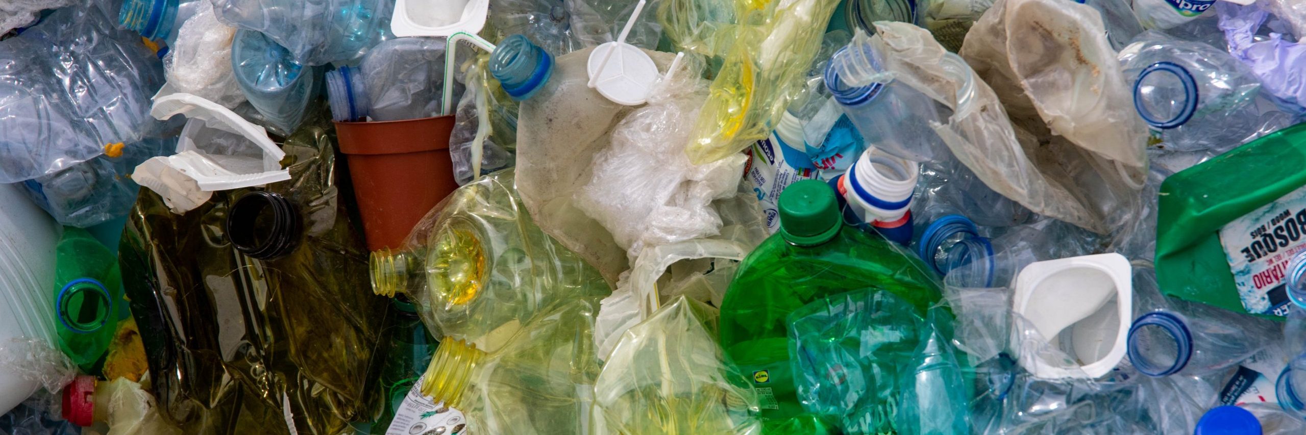 Various plastic products in a pile. Source : Magda Ehlers via Pexels