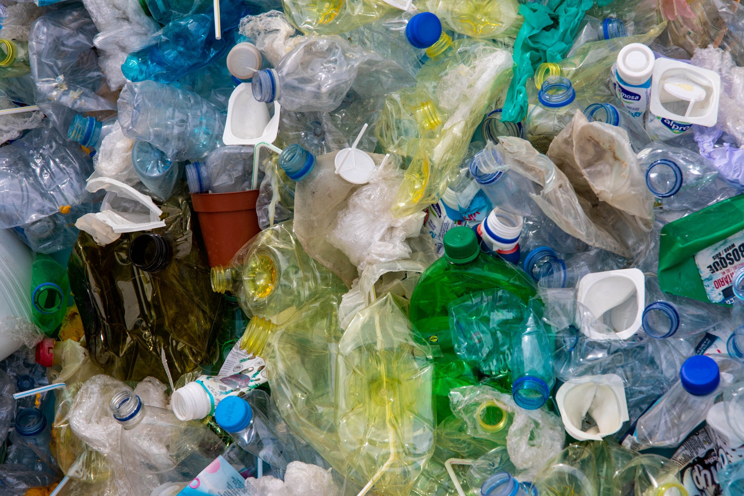 Various plastic products in a pile. Source : Magda Ehlers via Pexels