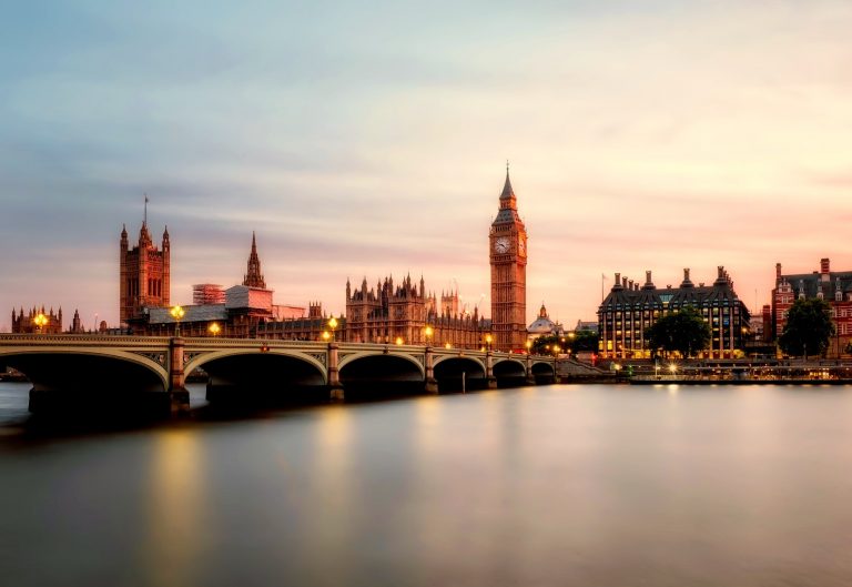 Westminster Bridge and British Parliament in London. Source : Pixabay via Pexels.