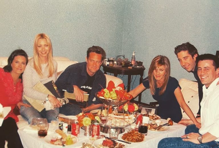 @courteneycoxofficial on Instagram: "The Last Supper" before taping "The Last One" on Jan 23, 2004. #tbt #friends"