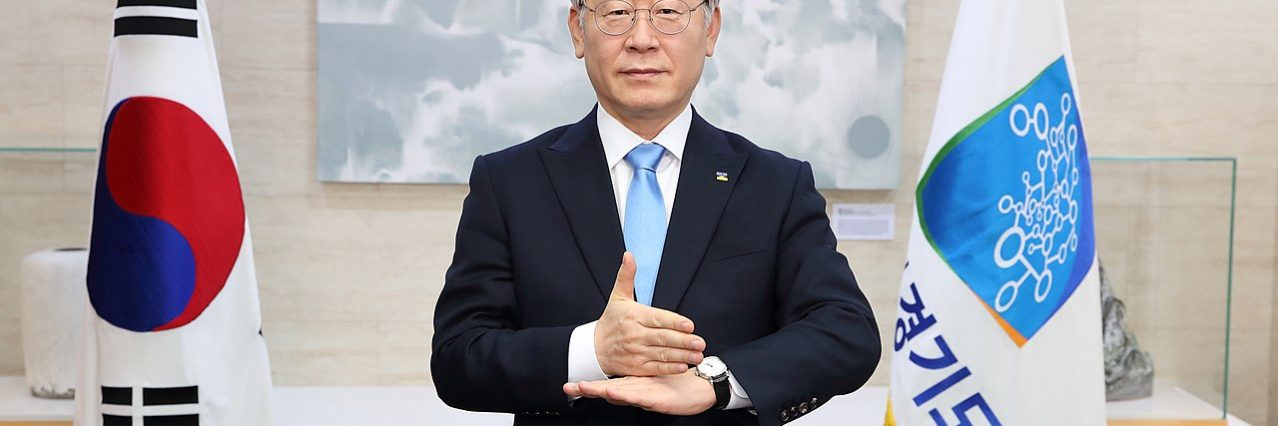 On the afternoon of February 3, 2021, Governor of Gyeonggi Province Lee Jae-myung celebrated the 1st Korean Sign Language Day in the reception room of the Gyeonggi Provincial Government.