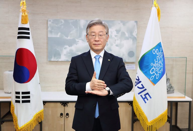 On the afternoon of February 3, 2021, Governor of Gyeonggi Province Lee Jae-myung celebrated the 1st Korean Sign Language Day in the reception room of the Gyeonggi Provincial Government.