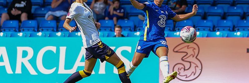 Football match between Sam Kerr and a player from Everton