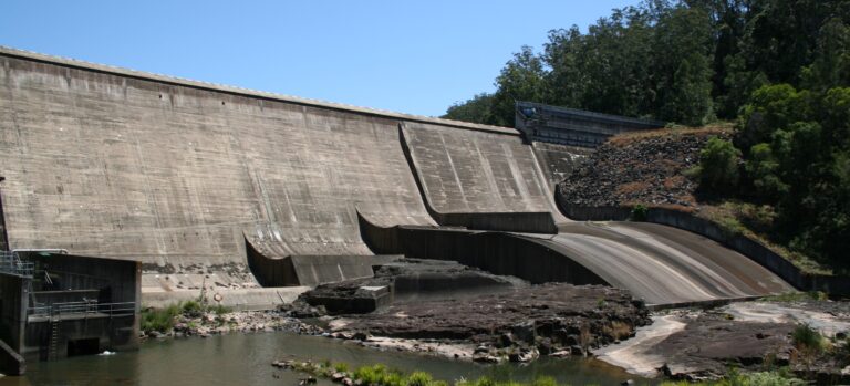 An image of the Chichester Dam in the Hunter Valley region, NSW. This was one of the dams checked after a magnitude 4.7 earthquake in the area on Friday. Image source: Rob Freijs, via Wikimedia Commons.