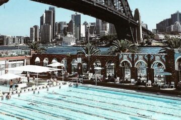 North Sydney Olympic Pool at Milsons Point, overlooked by the harbour bridge. Photo by Vincent Rivaud/ pexels