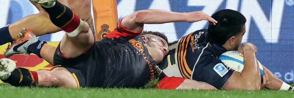 Chiefs playmaker Damien Mackenzie prevents Brumbies winger Tom Wright from scoring a try on Saturday. Photo: Super Rugby Pacific