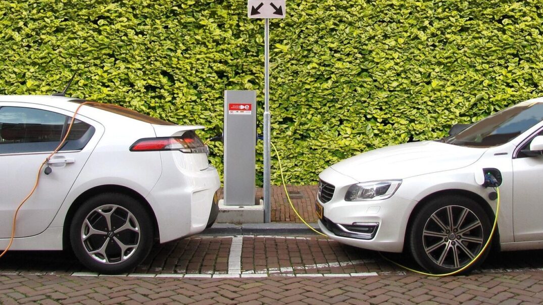 NSW is to install 549 new EV kerbside chargers in 130 suburbs over 12 months. Image: (Joenomias) Menno de Jong/Pixabay