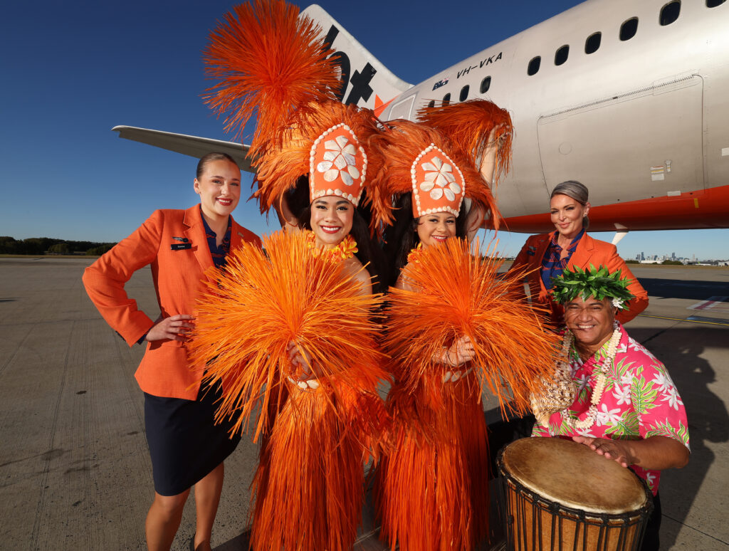 Emma Johnston and Tanya Krawczyk (Jetstar) flanks Pearl Solomona, Ashani Mataele and Heimana Tahiata at Brisbane Airport. Picture: Annette Dew