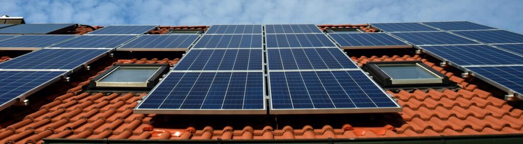 As grid power costs rise, solar panels and batteries are coming increasingly popular. Photo: leopictures/www.pixabay.comv