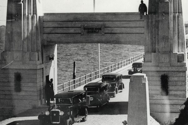 The entourage of Qld Governor Sir Leslie Wilson opens the bridge.