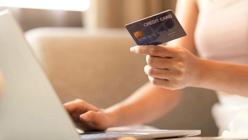 Online shopping with credit cards is growing 12% every year, says federal parliament. Photo: lifestylememory/Freepik