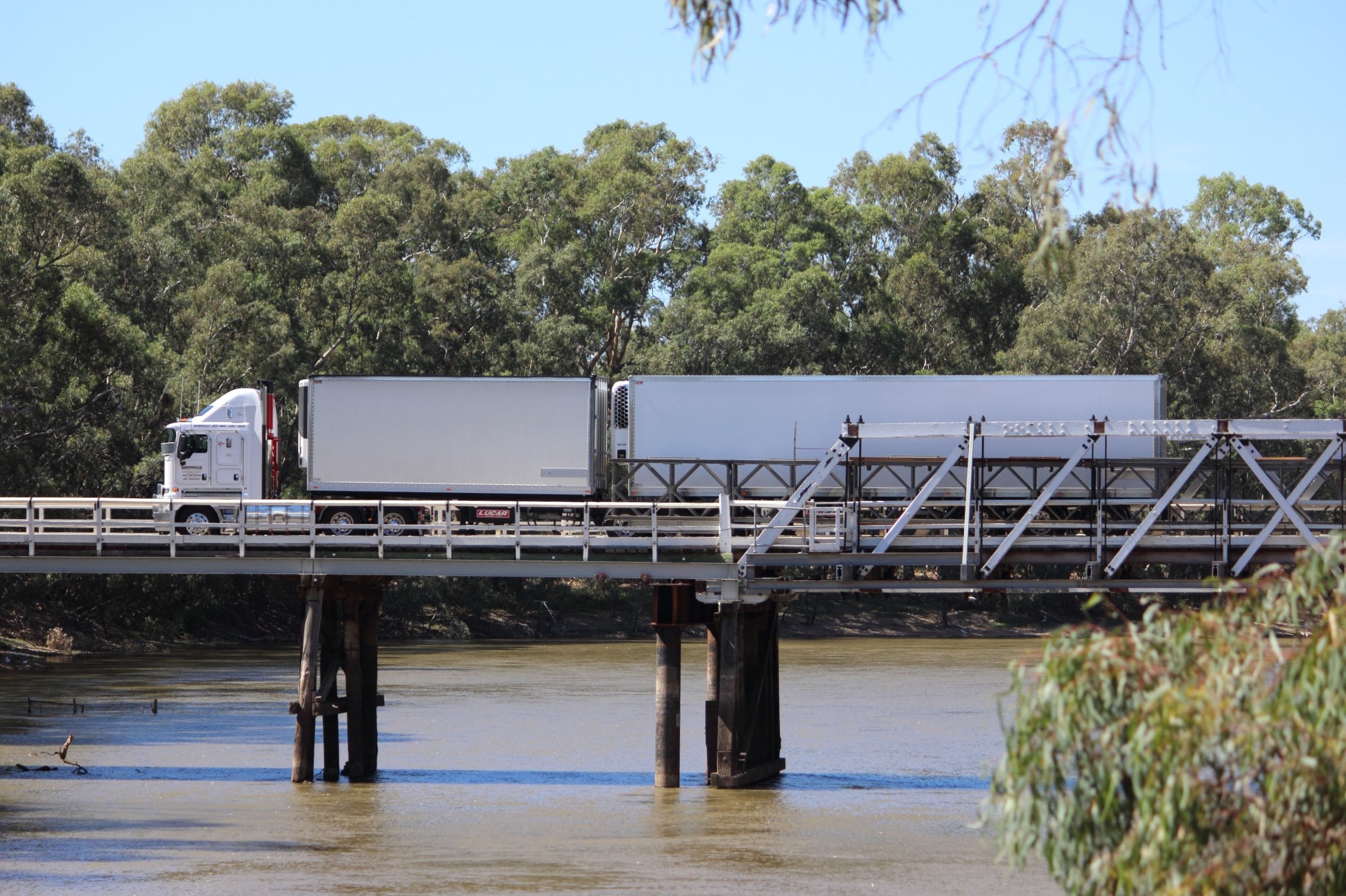 truckies ... A B-double crosses over the Murray River at Swan Hill from Victoria into NSW. Photo: ANDREW KACIMAIWAI