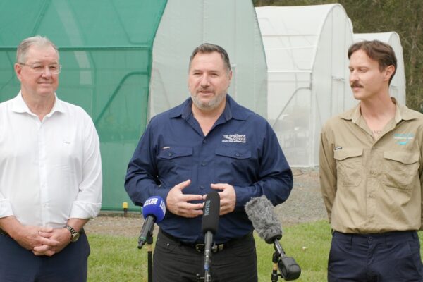 Qld Environment Minister Andrew Powell (centre) with Peter Flannery (left) and Dan Pagotto. Photo: Moreton Bay City Council.
