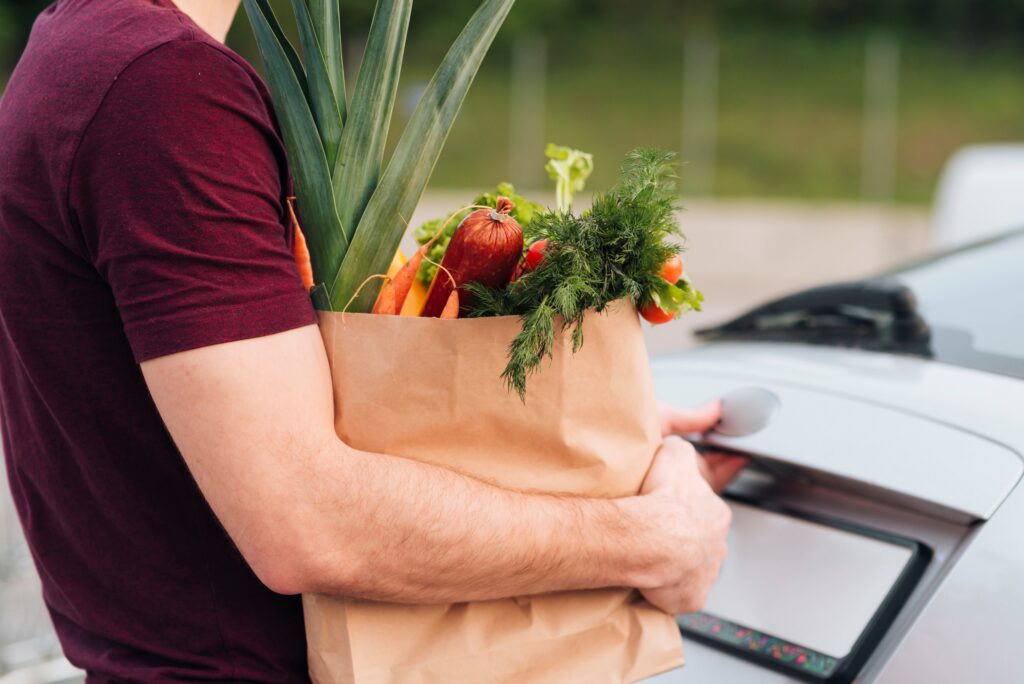 Carrying groceries in a bag is designated among moderate intense activity micropatterns. Photo: freepix (Magnific)