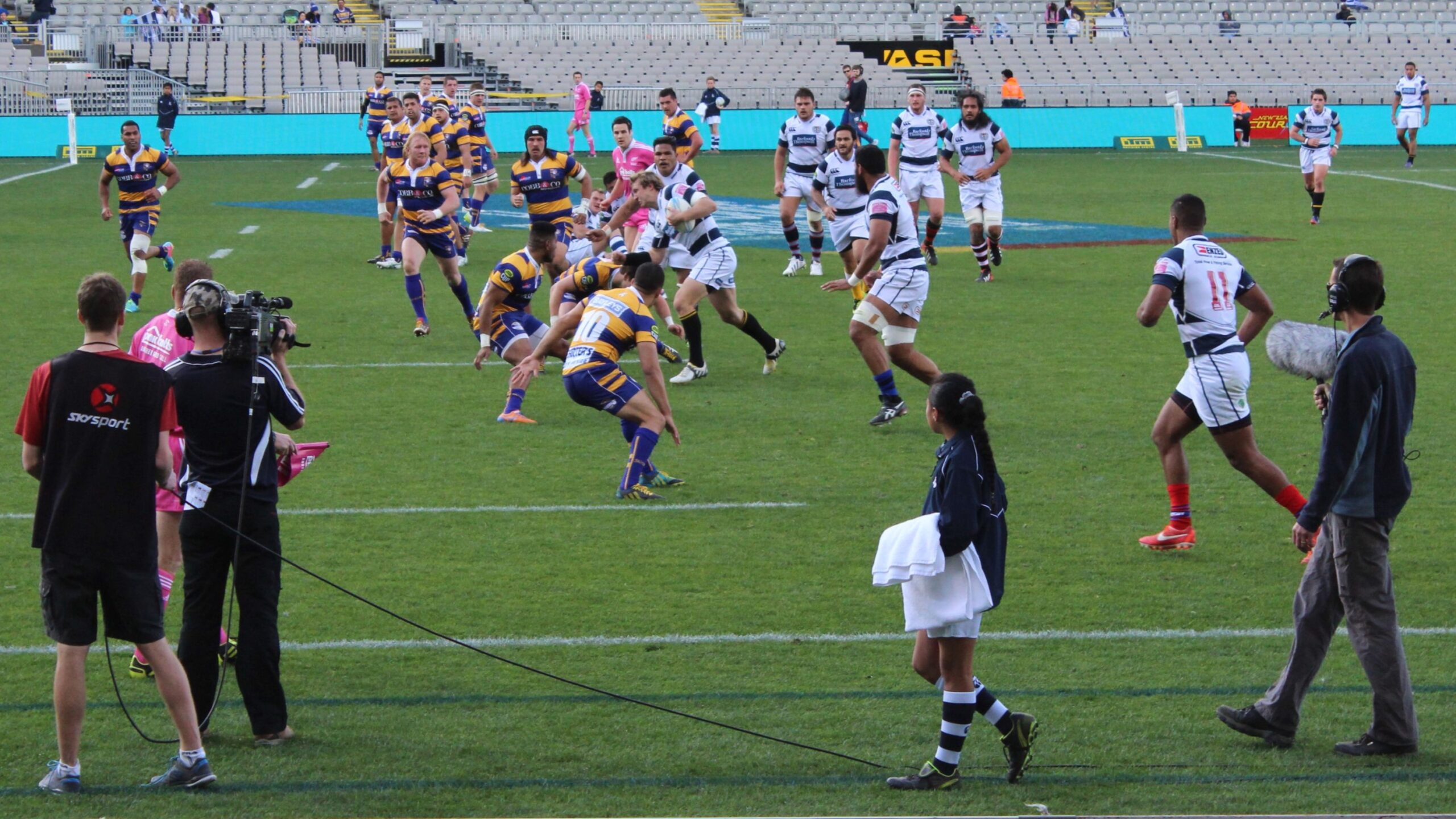 Kiwi file … former Wallaby Beau Robinson playing for Bay of Plenty (dark hoops) against Auckland in an NPC game. Photo courtesy ANDREW KACIMAIWAI