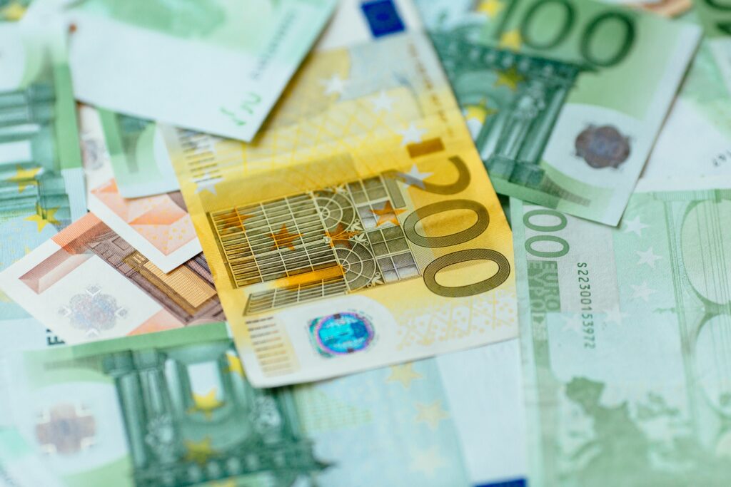 Cash still remains a popular method despite an upsurge in phone banking, the ECB says. Photo: freepic.diller on Magnific