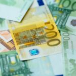 Cash regains popularity amid a surge in phone payments across Europe in 2026